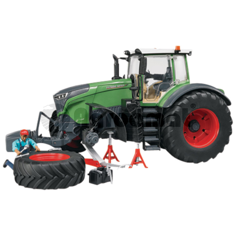 Tractor cu mecanic si echipament pentru atelier